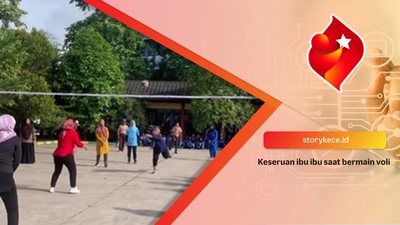 Keseruan ibu ibu saat bermain voli