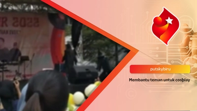 Membantu teman untuk cosplay