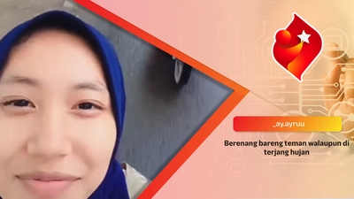 Berenang bareng teman walaupun di terjang hujan