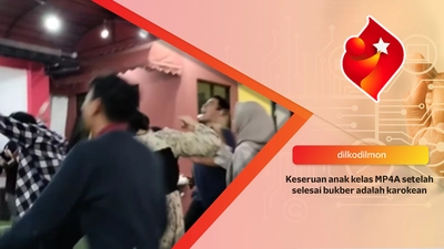 Keseruan anak kelas MP4A setelah selesai bukber adalah karokean